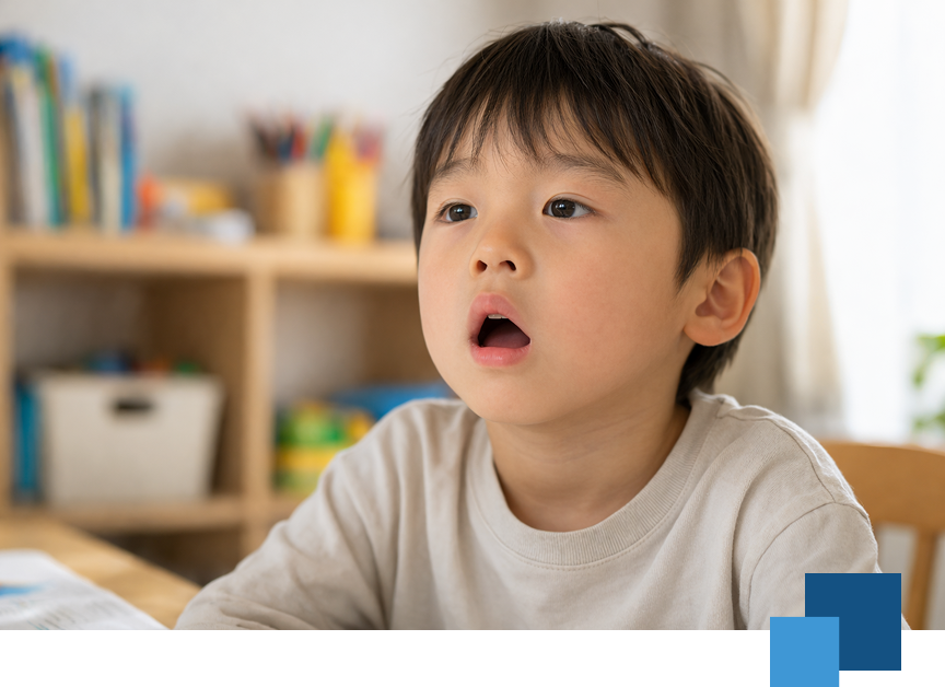 口を開けている子ども