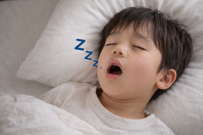 眠そうにあくびをする子ども