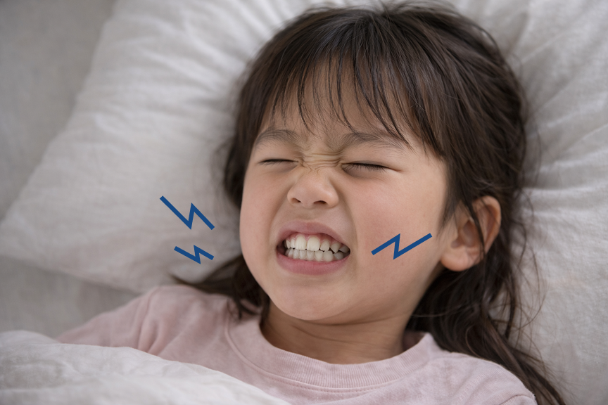眠そうな表情の子ども