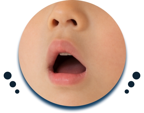 口を開けている子ども